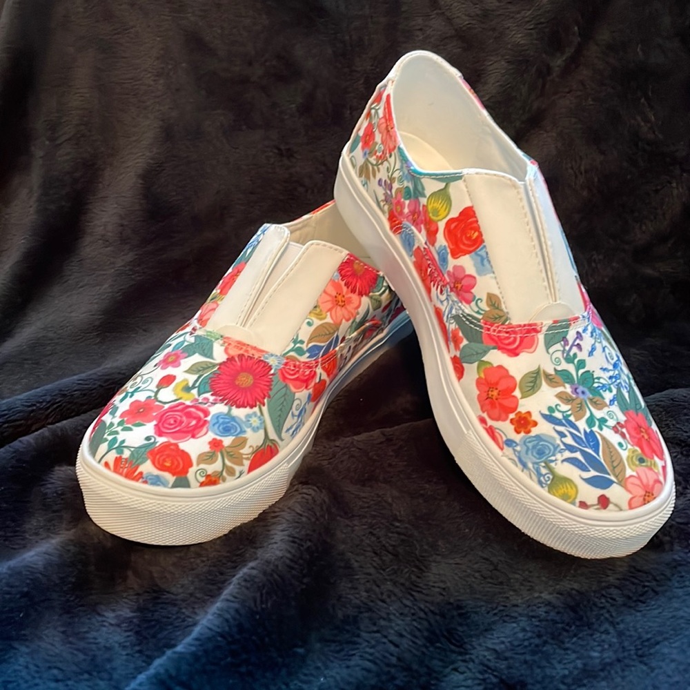 10 wide floral white print. Slip on sneakers.